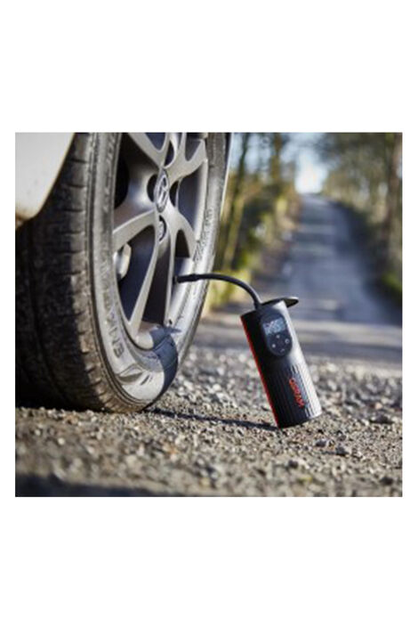 Reifenpumpe ist an Autoreifen angeschlossen.