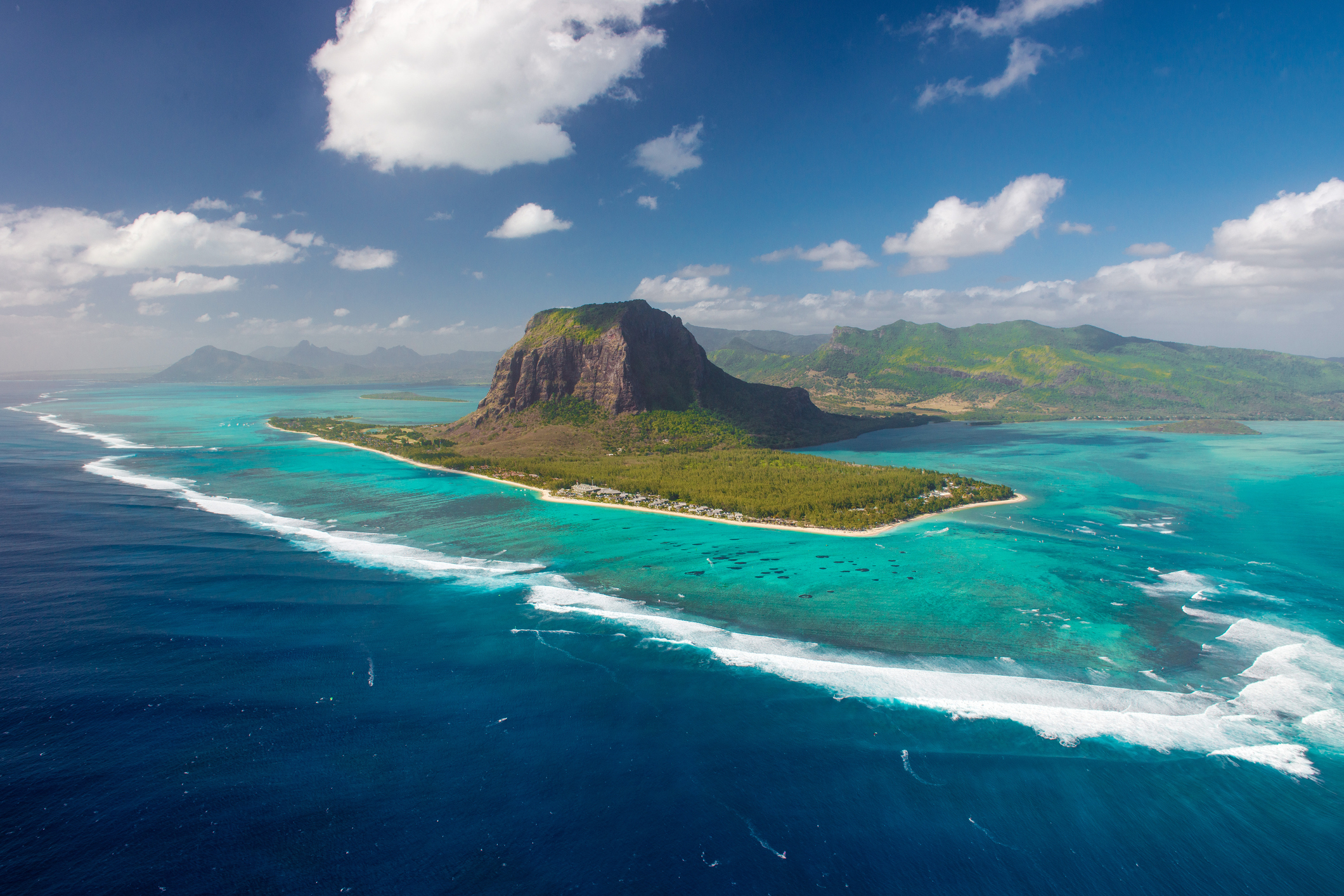 Blick auf die Küste von Mauritius mit weißem Sandstrand und türkisblauem Wasser im Indischen Ozean