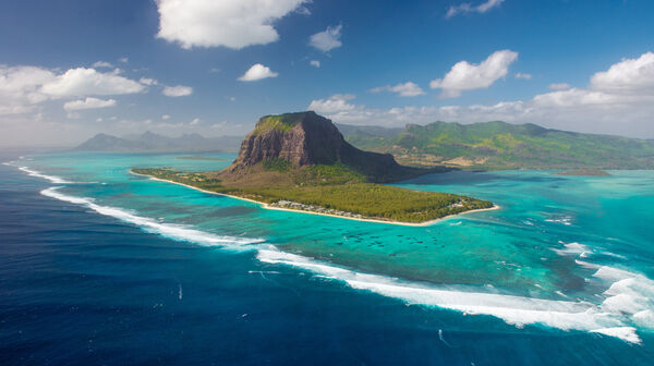 Blick auf die Küste von Mauritius mit weißem Sandstrand und türkisblauem Wasser im Indischen Ozean