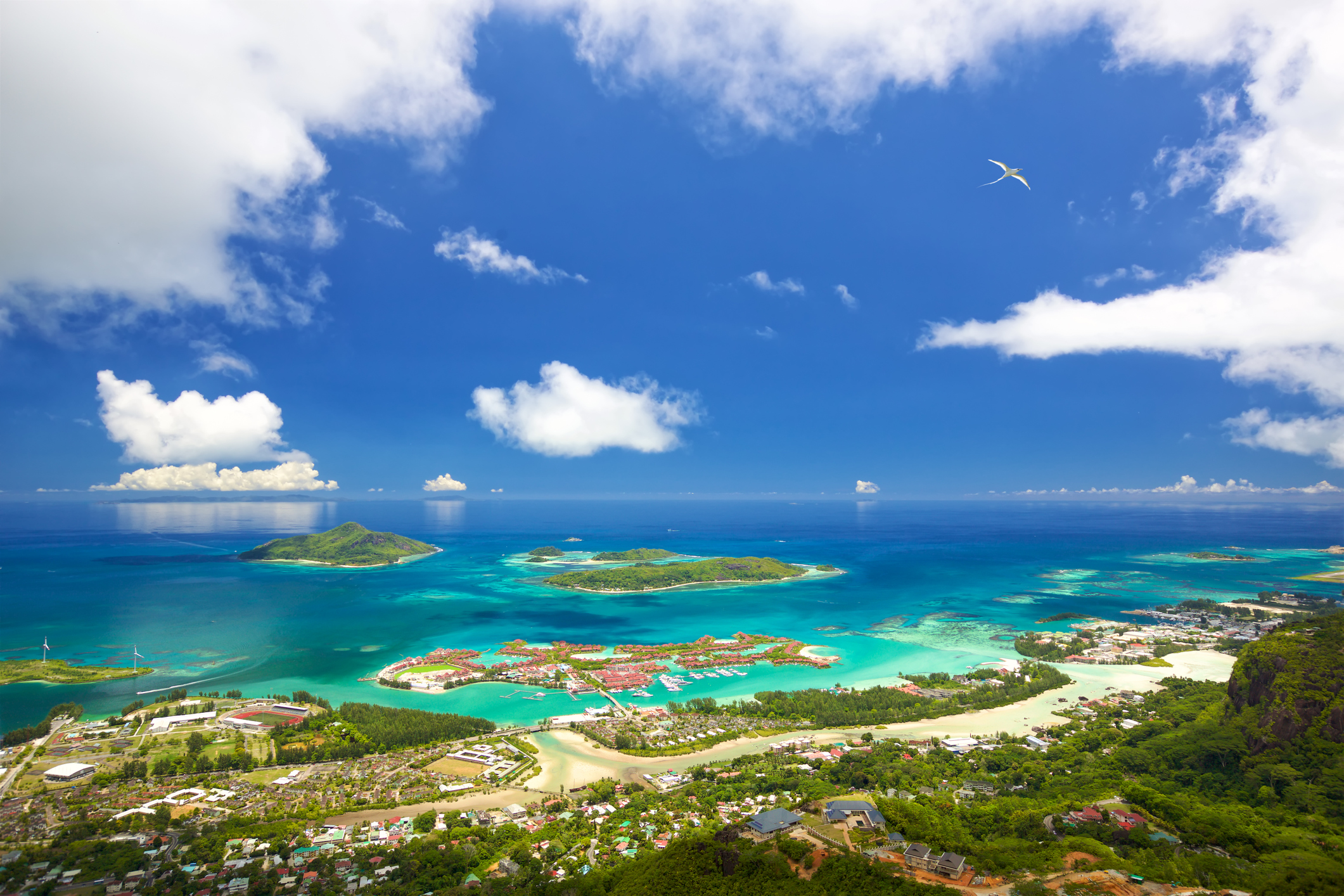 Blick auf die Seychellen mit mehreren Inseln, üppiger Vegetation und türkisblauem Wasser im Indischen Ozean