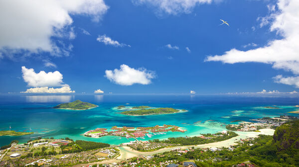 Blick auf die Seychellen mit mehreren Inseln, üppiger Vegetation und türkisblauem Wasser im Indischen Ozean