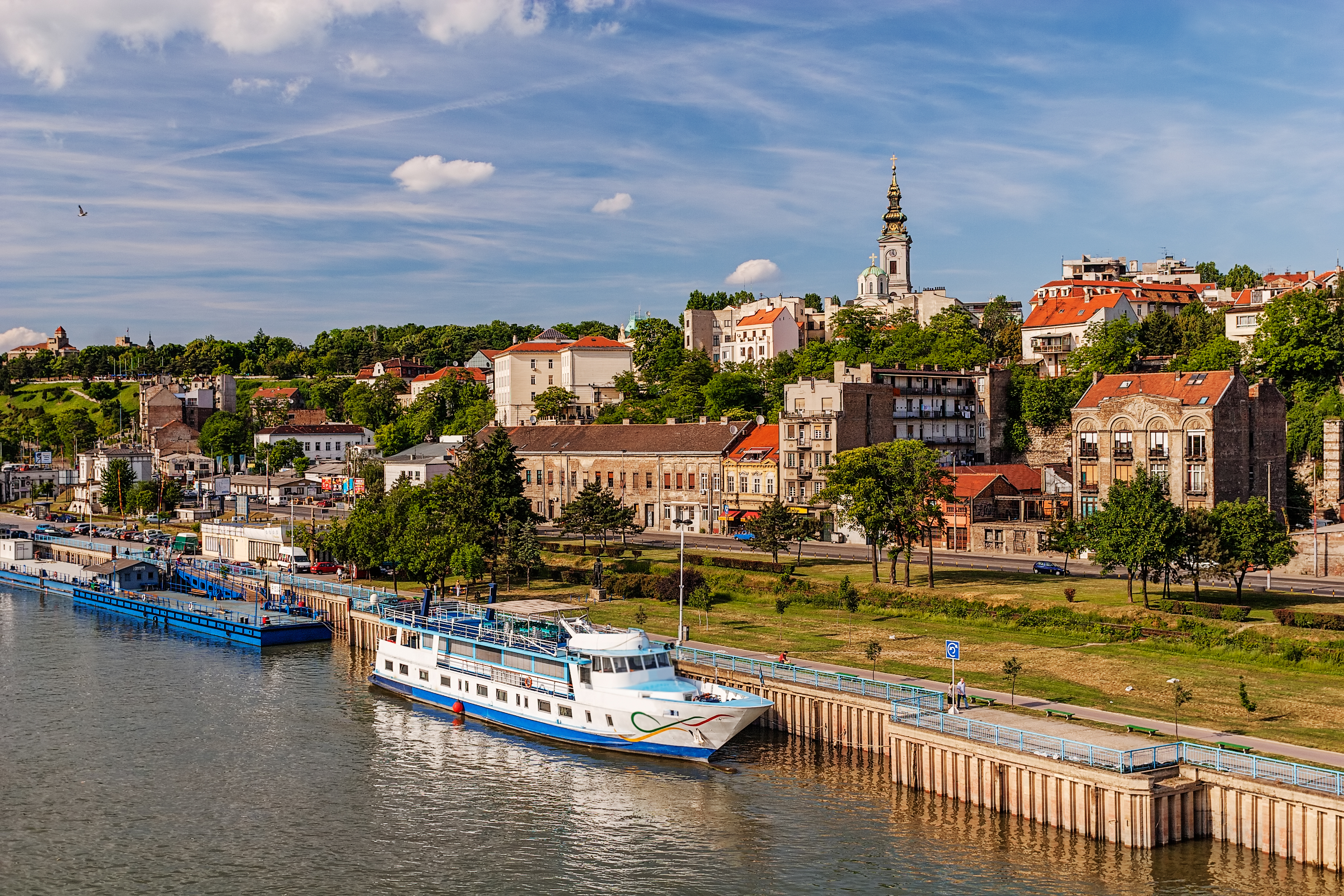 Panoramablick auf die Altstadt von Belgrad (Stari Grad) - Hafen an der Save