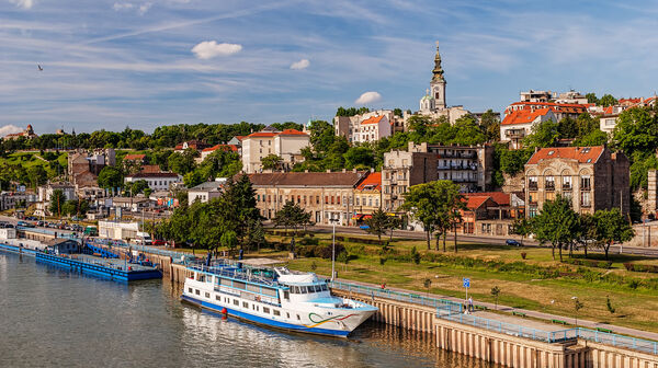 Panoramablick auf die Altstadt von Belgrad (Stari Grad) - Hafen an der Save