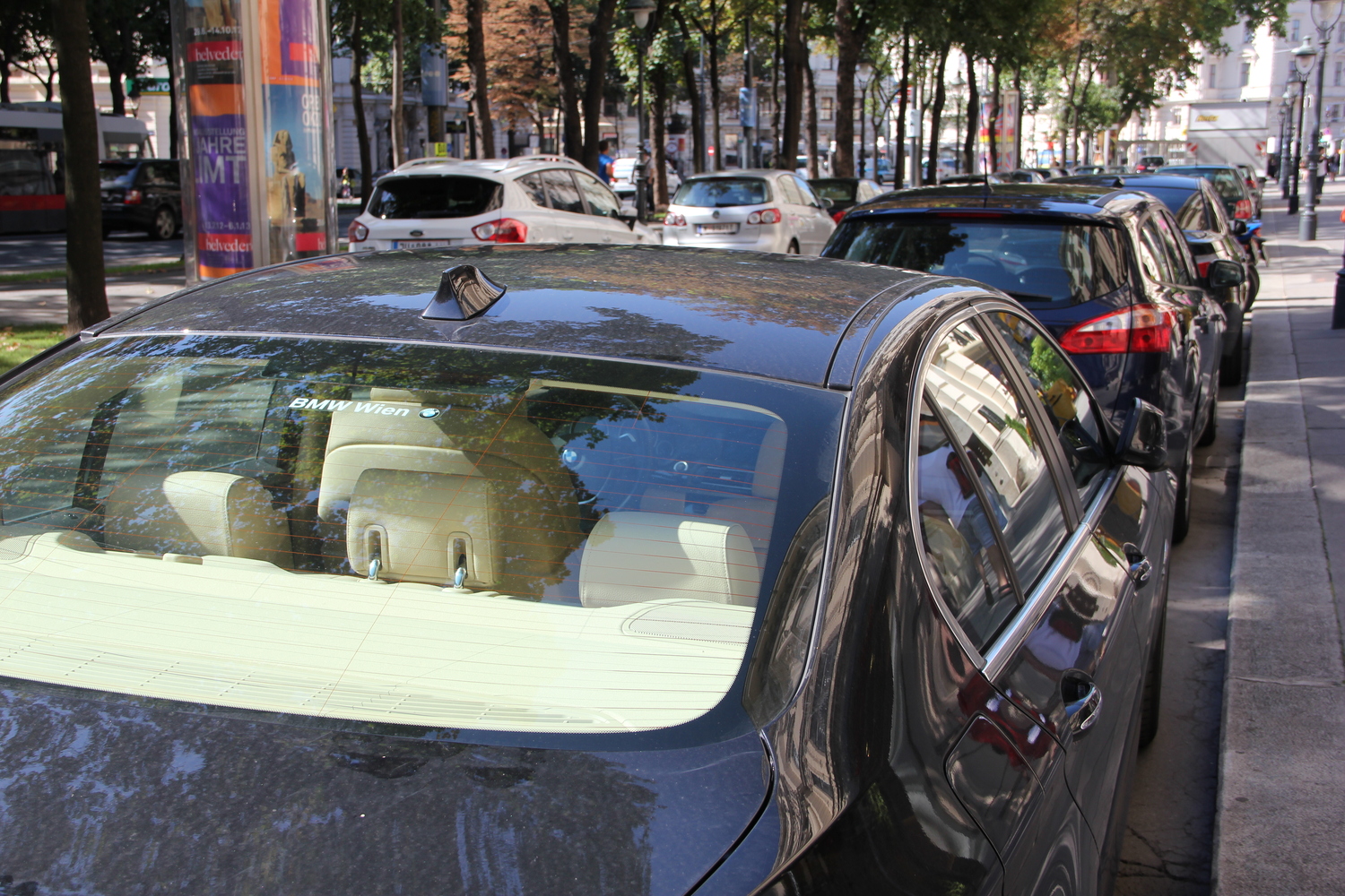 Parkende Autos am Straßenrand