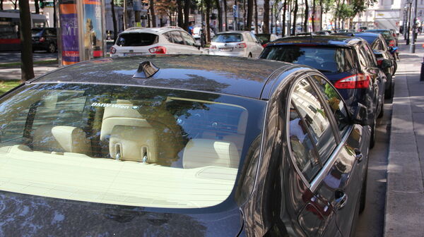 Parkende Autos am Straßenrand
