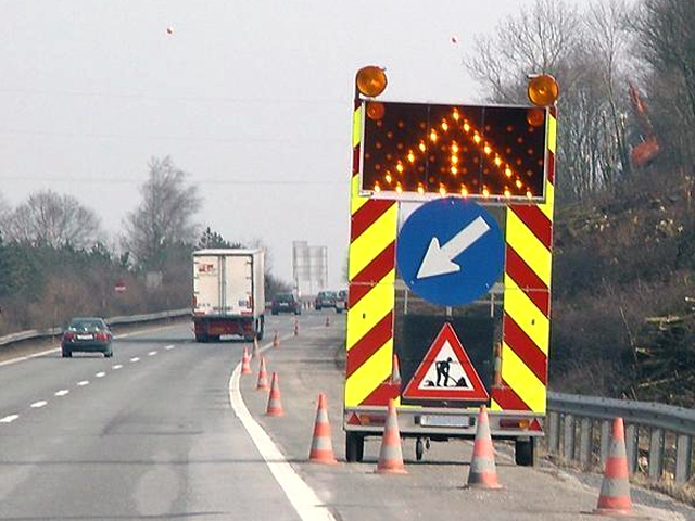 Baustellenschild auf der Autobahn.