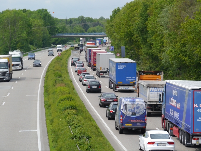 Lkw-Stau auf einer Autobahn