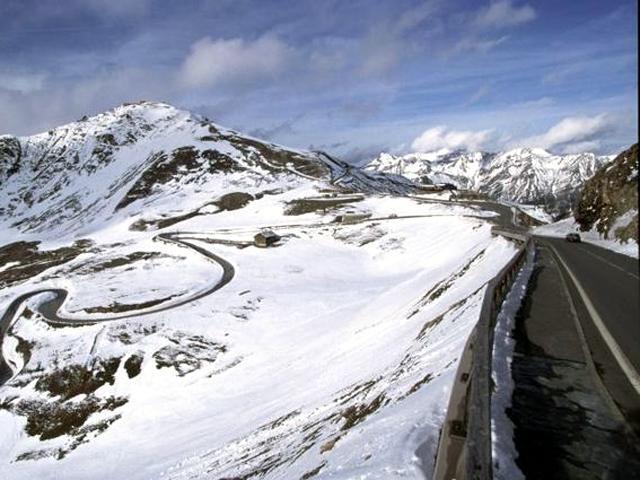 Großglockner Hochalpen-Straße. Die Landschaft neben der Straße ist schneebedeckt.