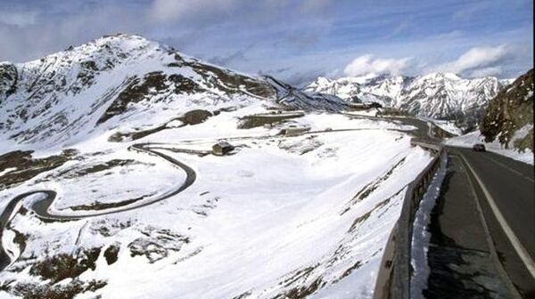 Großglockner Hochalpen-Straße. Die Landschaft neben der Straße ist schneebedeckt.
