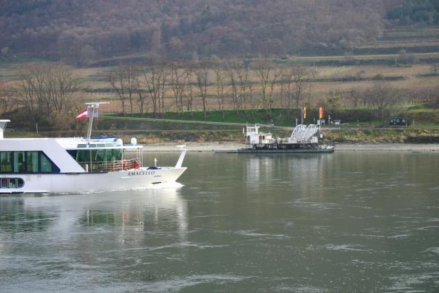 Donaufähre überquert die Donau.