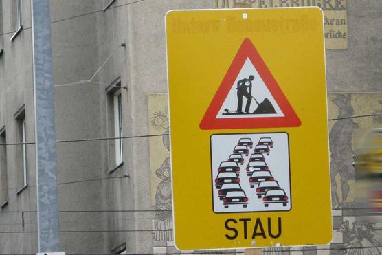 Großes Verkehrsschild mit Stauwarnung