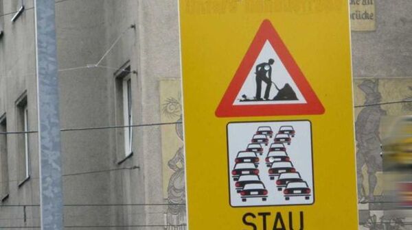 Großes Verkehrsschild mit Stauwarnung