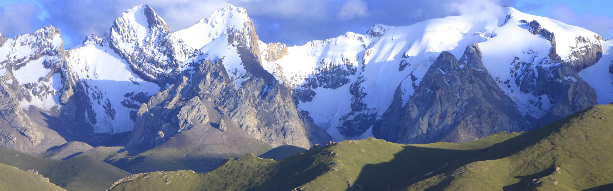 Schneebedeckte Gebirgskette in Kirgisistan