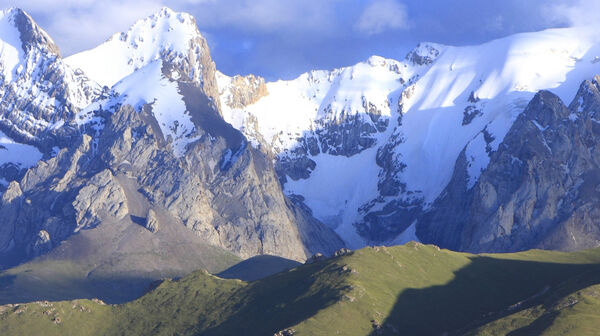 Schneebedeckte Gebirgskette in Kirgisistan