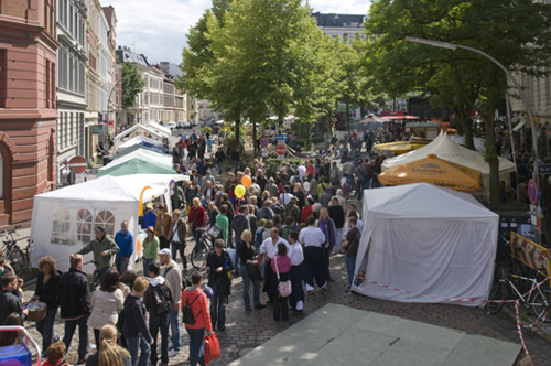 Menschenansammlung vor den Straßenständen