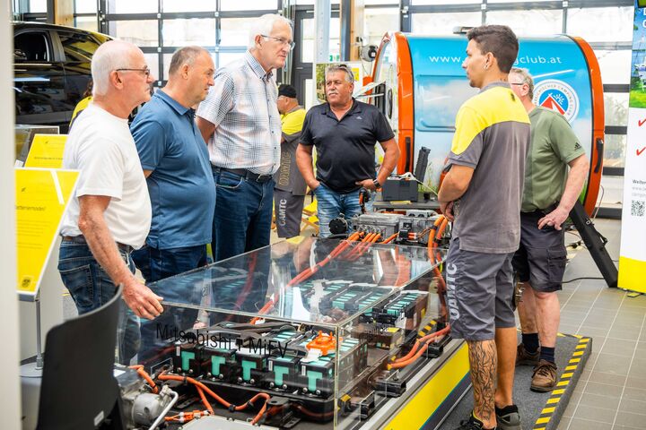 Ein ÖAMTC Mitarbeiter des Stützpunkt Tullns erklärt Besuchern am Publikumstag des Stützpunkts Tulln eine Autobatterie anhand eines Batteriemodels.