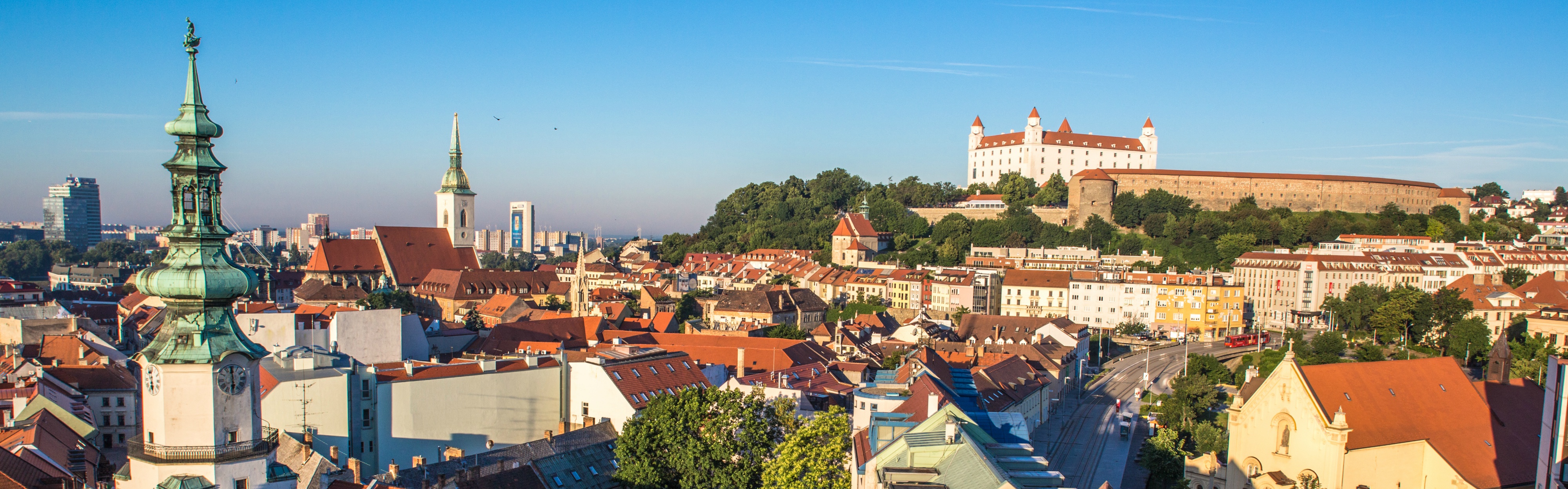 Das markante Schloss von Bratislava thront majestätisch über der Stadt und zeichnet eine beeindruckende Silhouette gegen den weiten Himmel.
