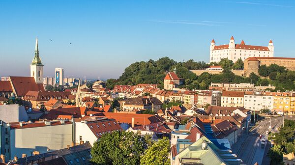 Das markante Schloss von Bratislava thront majestätisch über der Stadt und zeichnet eine beeindruckende Silhouette gegen den weiten Himmel.