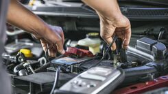 ÖAMTC Techniker überprüft eine Autobatterie