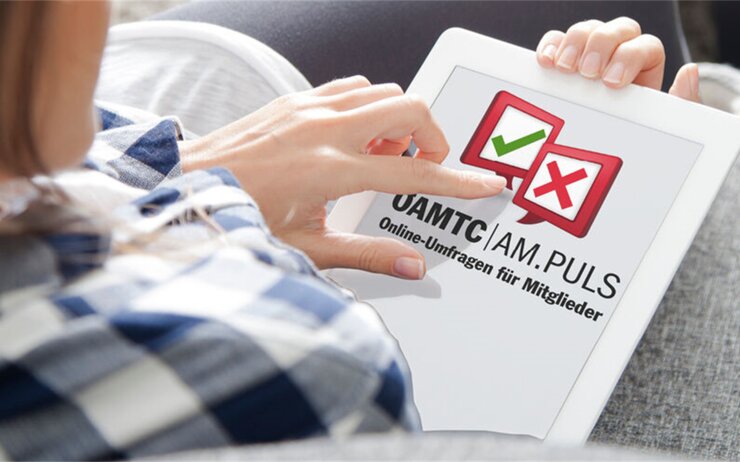 Was ist AM.PULS? Person hat ein Tablet im Schoß und nimmt an einer Online-Umfrage teil.