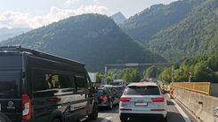 Stau mit vielen Fahrzeugenauf der Autobahn A10 in Salzburg