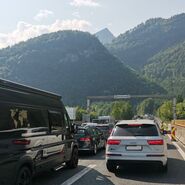 Stau mit vielen Fahrzeugenauf der Autobahn A10 in Salzburg