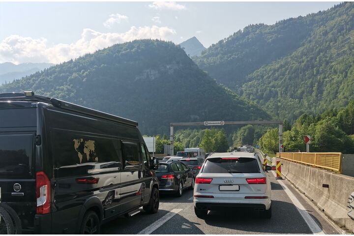 Stau mit vielen Fahrzeugenauf der Autobahn A10 in Salzburg