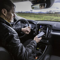 Ablenkung durch Handy am Steuer