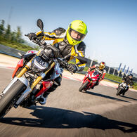 ÖAMTC Fahrtechnik_Motorrad Training Eine Gruppe von Motorradfahreren trainiert auf einer Rennstrecke