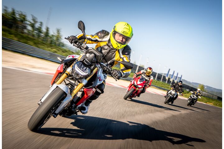 Eine Gruppe von Motorradfahreren trainiert auf einer Rennstrecke