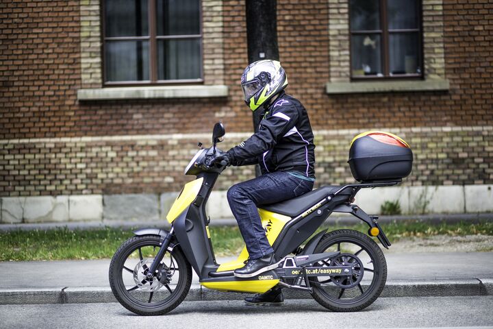 Sicher durch die Mopedsaison: Richtiger Helm kann schwere