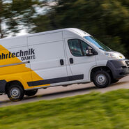 Bild eines fahrenden Leicht-Lkw mit dem Aufdruck ÖAMTC Fahrtechnik