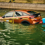 Ein Testfahrzeug ist halb im Wasser versunken