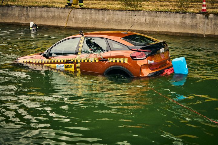 Ein Testfahrzeug ist halb im Wasser versunken