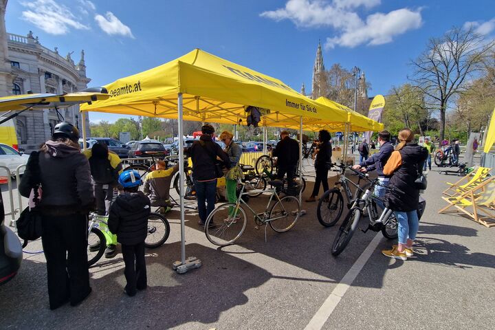 ÖAMTC Fahrrad PopUp Stützpunkt mit gelbem Zelt am Burgtheater Wien