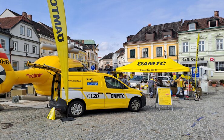 ÖAMTC Melker Frühlingsfest Melker Frühlingsfest mit Pannenauto und Hubschrauber-Hüpfburg