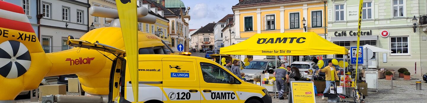 Melker Frühlingsfest mit Pannenauto und Hubschrauber-Hüpfburg