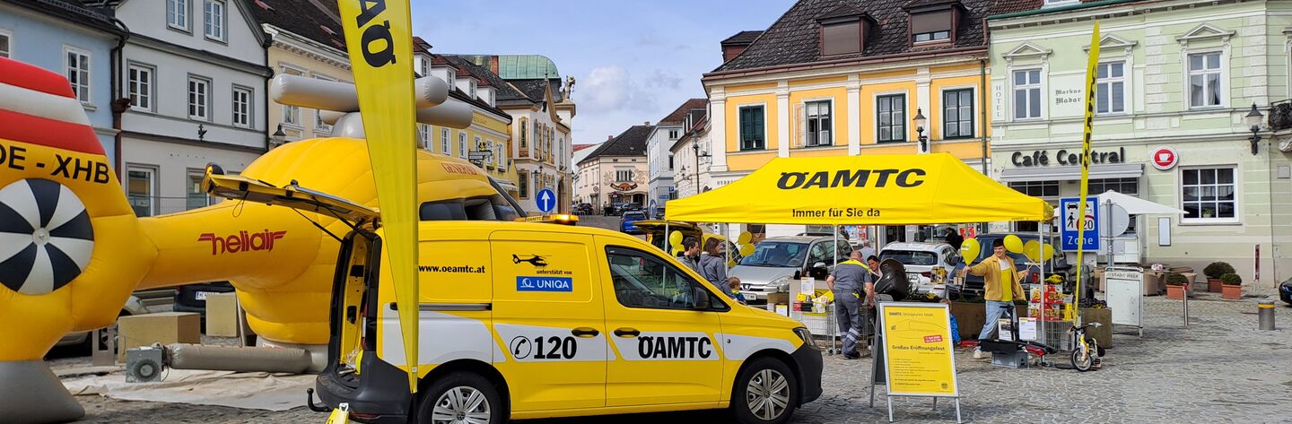 Melker Frühlingsfest mit Pannenauto und Hubschrauber-Hüpfburg