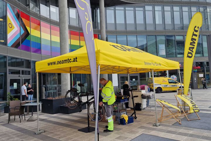 ÖAMTC Fahrrad PopUp Stützpunkt mit gelbem Zelt beim ÖBB Hauptbahnhof in Wien