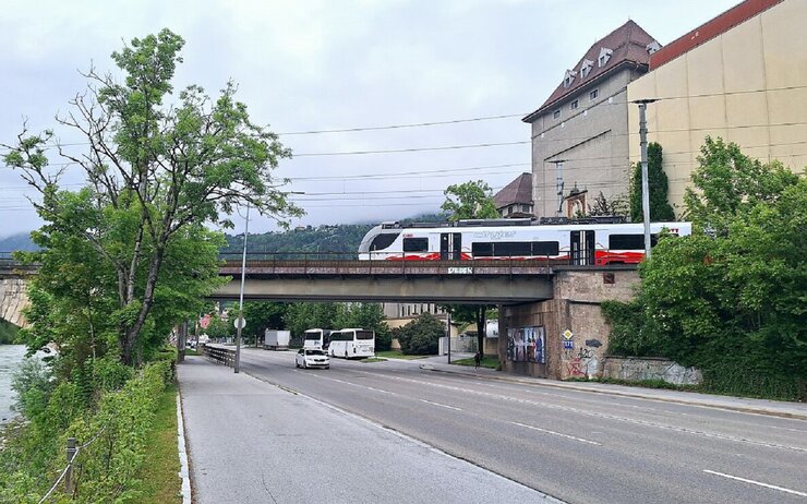 Eisebahnbrücke Rauchmühle Blick auf die Eisenbahnbrücke bei der Rauchmühle mit vorbeifahrender Schnellbahn