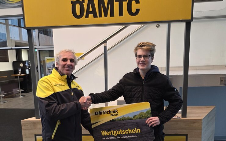 Georg Scheiblauer übergibt feierlich den ÖAMTC-Fahrtechnik Wertgutschein an Emil Fuchs