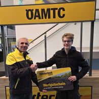 Georg Scheiblauer übergibt feierlich den ÖAMTC-Fahrtechnik Wertgutschein an Emil Fuchs