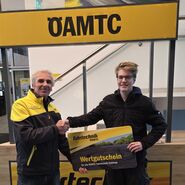 Georg Scheiblauer übergibt feierlich den ÖAMTC-Fahrtechnik Wertgutschein an Emil Fuchs