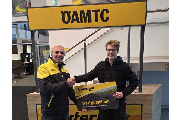 Georg Scheiblauer übergibt feierlich den ÖAMTC-Fahrtechnik Wertgutschein an Emil Fuchs