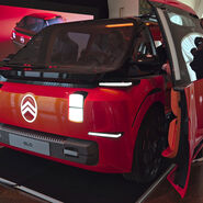 Der Citroen Elo von vorne, die Türen sind geöffnet.