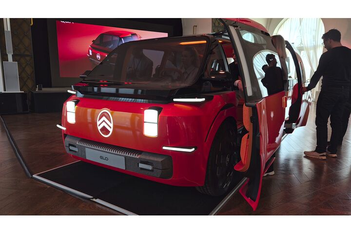 Der Citroen Elo von vorne, die Türen sind geöffnet.