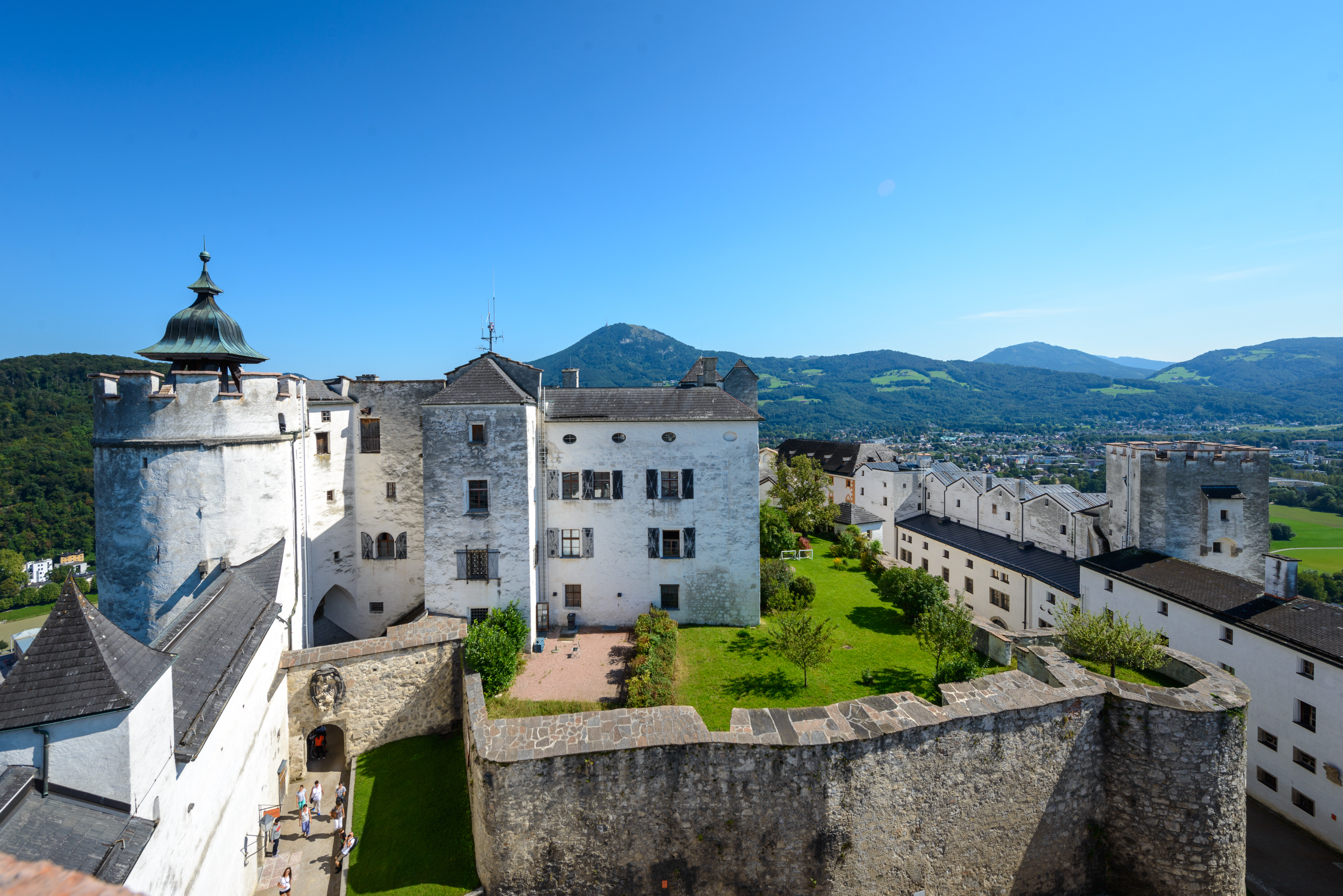Blick auf den Innenhof und die alten Mauern der Festung Hohensalzburg.