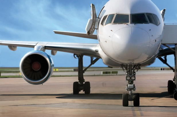 Ein großes silbernes Flugzeug auf einer Start-und Landebahn am Flughafen.
