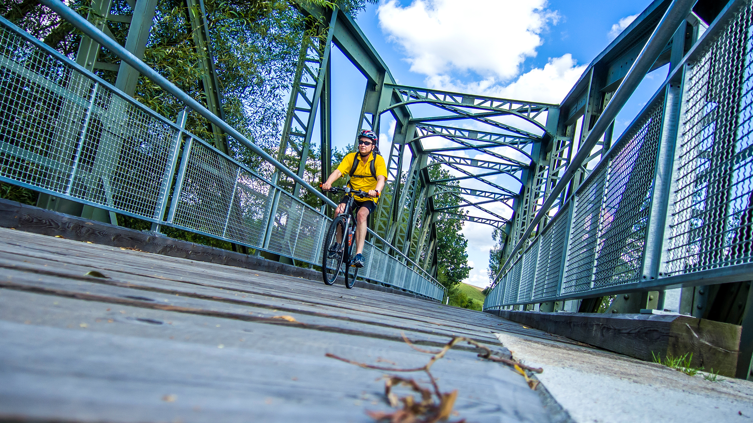 Der auto touring-Redakteur überquert am Fahrrad die Thaya-Brücke bei Dobersberg.