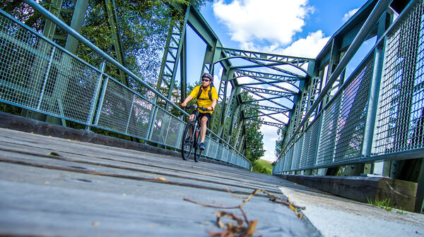 Der auto touring-Redakteur überquert am Fahrrad die Thaya-Brücke bei Dobersberg.